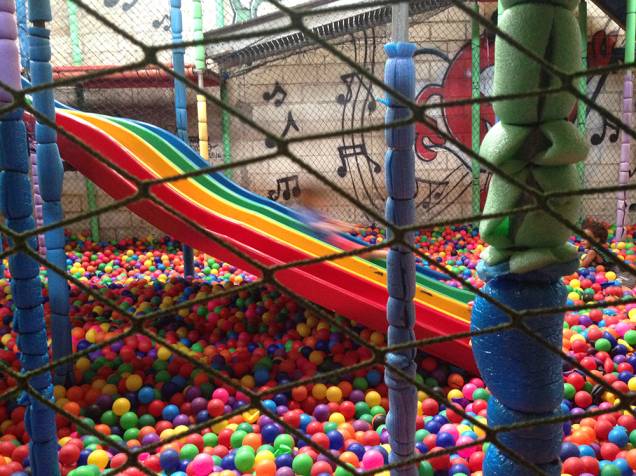 Amazing Balls: escorregador, cama elástica e parede de escalada dentro da piscina