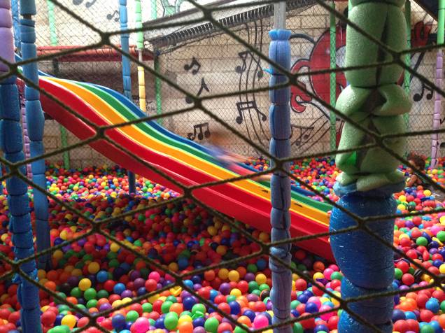 Amazing Balls: escorregador, cama elástica e parede de escalada dentro da piscina Amazing Balls: escorregador, cama elástica e parede de escalada dentro da piscina
