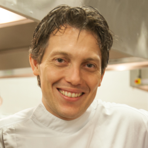 Luca Gozzani, do Fasano: o chef dá aulas gastronômicas para crianças, adultos e ainda prepara jantar especial na quinta (9), às 19h30
<p style="margin: 0cm; margin-bottom: .0001pt; background: white;"><span style="font-size: 11.0pt; font-family: 'Calibri','sans-serif'; color: #212121;"></span></p>