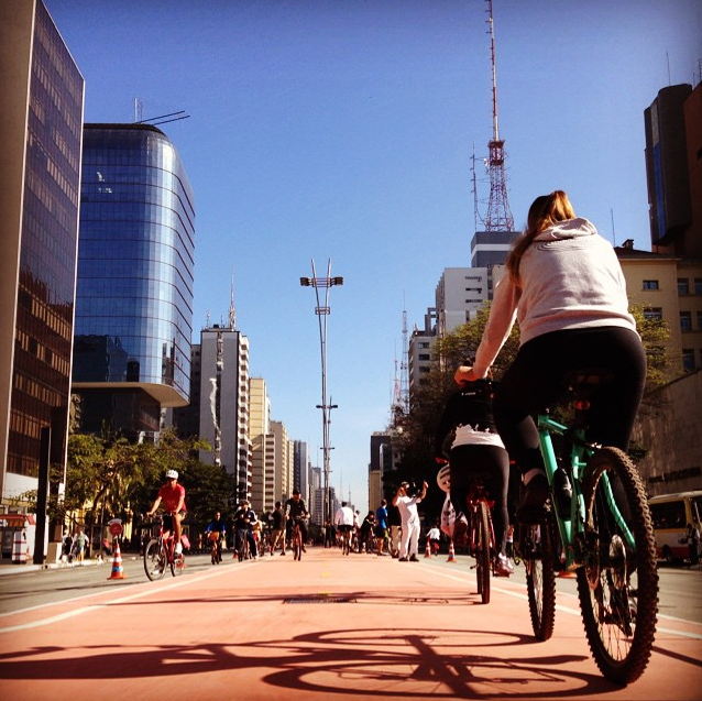 Imagem mostra a ciclofaixa na Avenida Paulista e ciclista pedalando