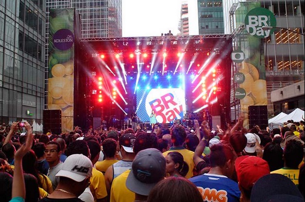 Palco do Brazilian Day que reúne mais de 1,5 milhão de pessoas em Nova York no domingo (6)