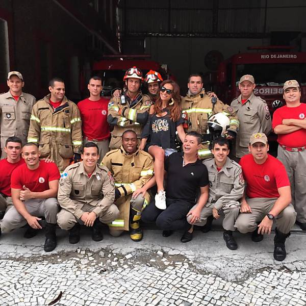 A apresentadora comemora com a equipe no fim da operação A apresentadora comemora com a equipe no fim da operação