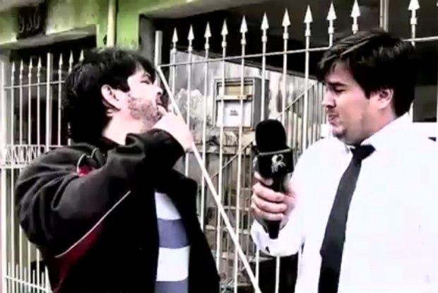 O repórter é agredido O repórter é agredido
