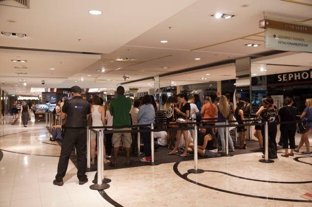 A fila de espera na quinta-feira (20) pela manhã: nem uma queda de energia no shopping afugentou as clientes