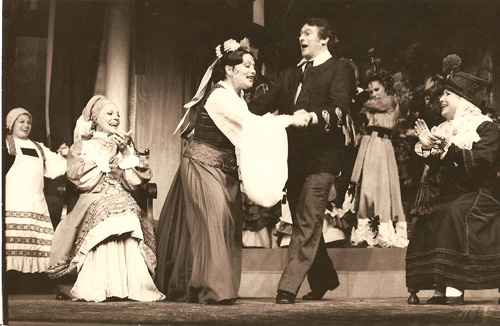 No Teatro Paiol, que eles administraram entre 1979 e 1999: os dois à frente do elenco de Dona Rosita, a Solteira, dirigida pelo amigo Antonio Abujamra