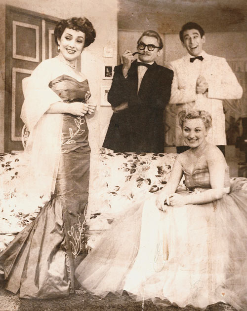 Ainda noivos: em 1953, Week-End reuniu também Eleonor Bruno e Elísio de Albuquerque (de preto), dirigidos pelo estreante Antunes Filho
