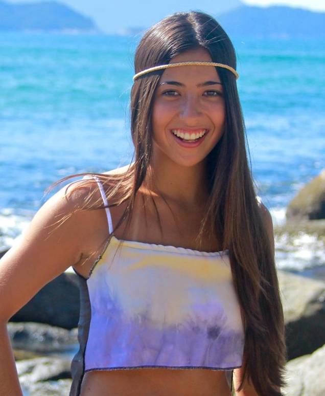 Com 19 anos, Tayná Hanada gosta de surfar e andar de skate Com 19 anos, Tayná Hanada gosta de surfar e andar de skate