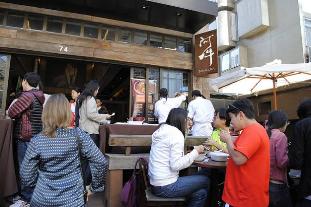 Comida de rua, né: barraca é montada em frente ao restaurante Sakagura A1