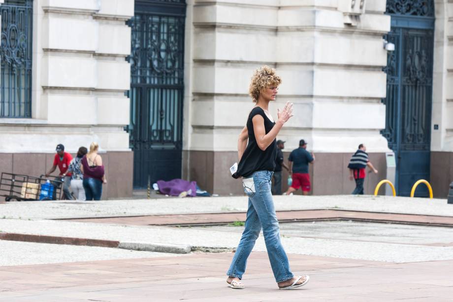 Loemy caminha próximo à Praça Julio Prestes, no centro de São Paulo