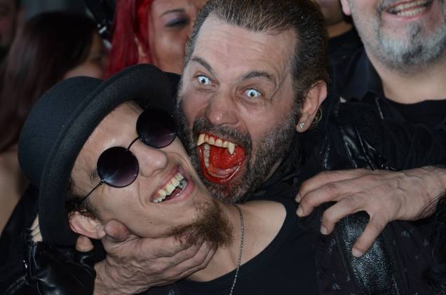 Público se diverte durante a comemoração do Dia do Vampiro, em São Paulo