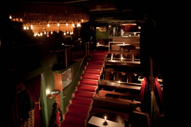 Casa de Francisca: mesas e cadeiras de teatro somam 44 lugares