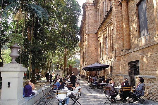 Café da Pinacoteca proporciona descanso ao ar livre Café da Pinacoteca proporciona descanso ao ar livre