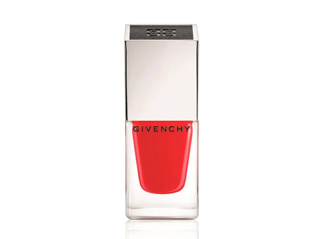Esmalte, cor 06, da Givenchy. A fórmula de Le Vernis proporciona às unhas uma cobertura ultra brilhante de cor intensa, que demanda apenas uma camada. A cor 06 é um vibrante vermelho. Preço: 74 reais