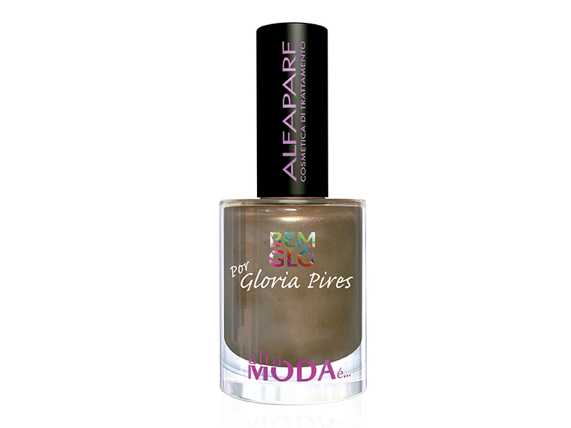 Esmalte Coleção Gloria Pires, cor Pura Riqueza, da Alfaparf. As cores da coleção BEM GLÔ, além de lindas, são as mesmas usadas pela atriz na reta final da novela Babilônia. A fórmula dos esmaltes é 3 Free: livre de Tolueno, Formaldeídos e DBP – substâncias proibidas nos países mais desenvolvidos, por serem agressivas e responsáveis pela maioria das alergias e desconfortos. Preço: 7 reais.