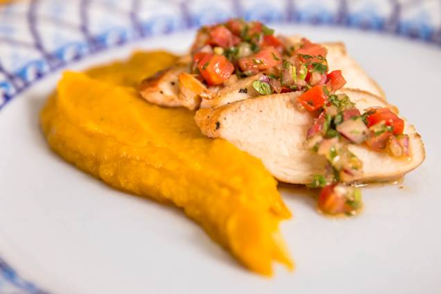 Purê de cabotiá e frango com vinagrete de coentro Purê de cabotiá e frango com vinagrete de coentro
