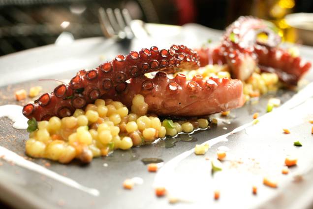 Opção do Più: polvo ao molho de limão-siciliano com fregula Opção do Più: polvo ao molho de limão-siciliano com fregula