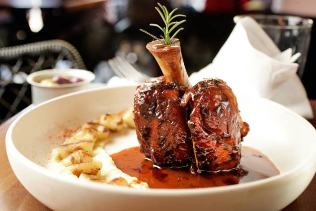 Stinco de leitão com nhoques dourados no azeite: no menu do Più Stinco de leitão com nhoques dourados no azeite: no menu do Più