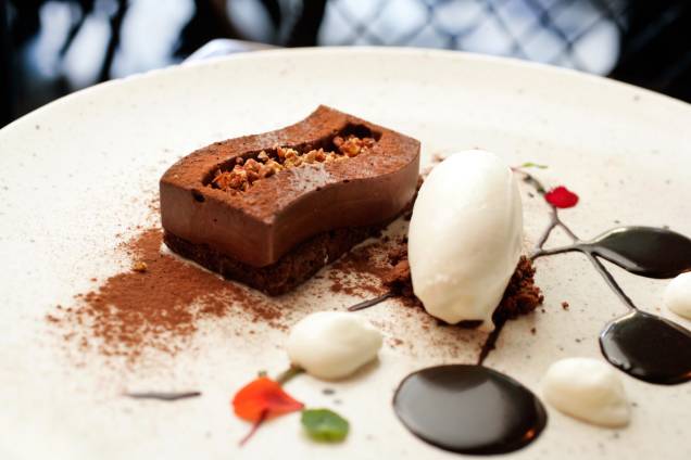 Sobremesa do Più: bolinho de chocolate amargo com amêndoa, coco e amaretto Sobremesa do Più: bolinho de chocolate amargo com amêndoa, coco e amaretto