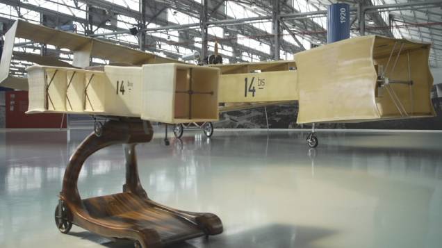 14-Bis: réplica da aeronave criada pelo brasileiro Santos Dumont