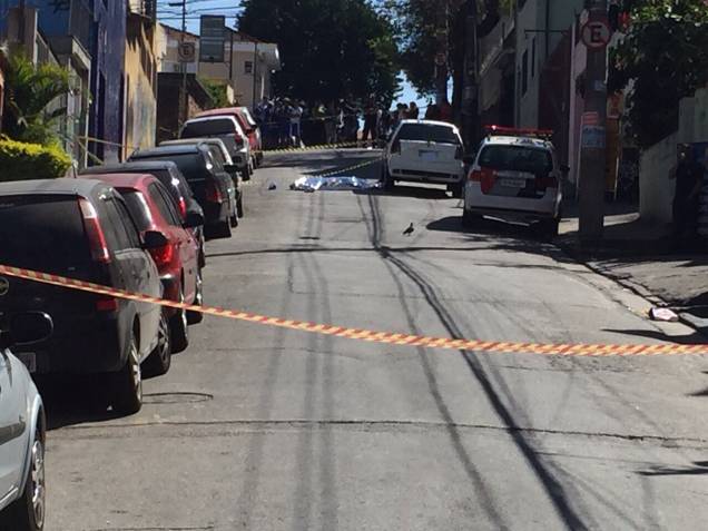 Homem foi morto na Rua Claudino Inácio Joaquim depois de trocar tiros com a polícia