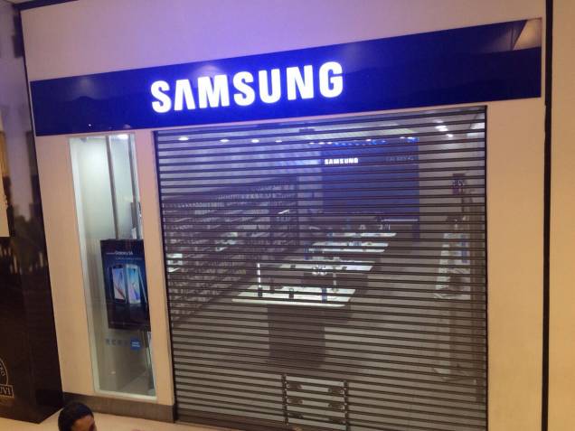 Grupo tentou roubar a loja da Samsung Grupo tentou roubar a loja da Samsung