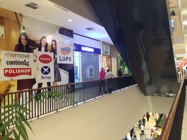De cinco a dez tiros foram disparados dentro do centro ce compras De cinco a dez tiros foram disparados dentro do centro ce compras