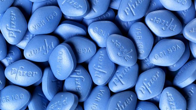A imagem mostra uma série de pílulas azuis, ocupando toda a tela.