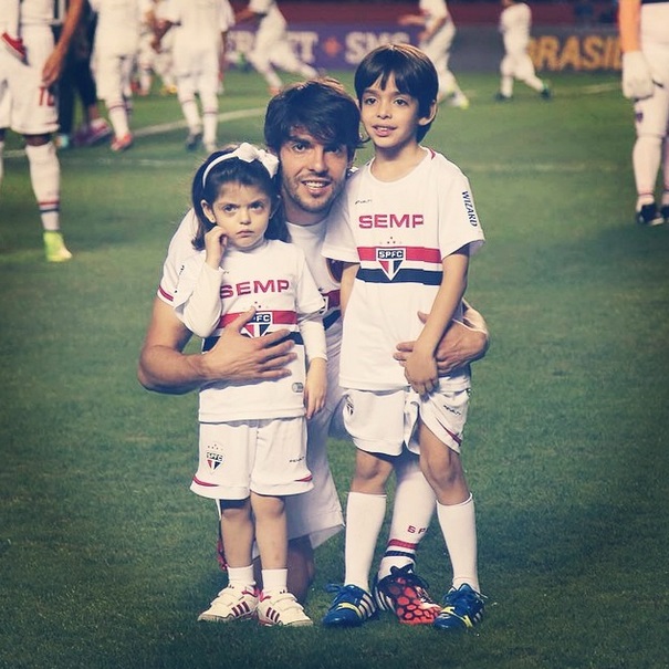 Kaká entra com os filhos em campo, em partida do São Paulo
