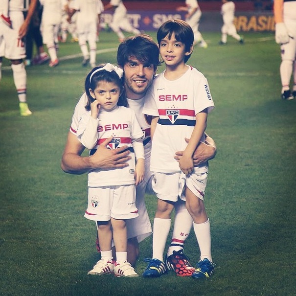 Kaká entra com os filhos em campo, em partida do São Paulo Kaká entra com os filhos em campo, em partida do São Paulo