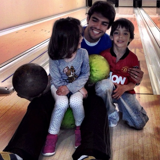 O jogador com os filhos: diversão em pista de boliche O jogador com os filhos: diversão em pista de boliche