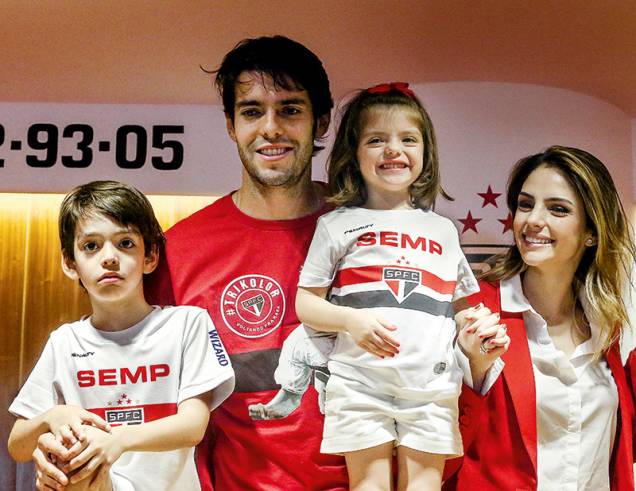 Kaká e Carol, com os filhos em seu retorno ao São Paulo