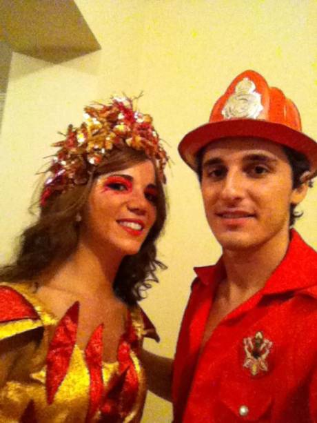 O casal fantasiado para uma festa na cidade dela, São José do Rio Pardo