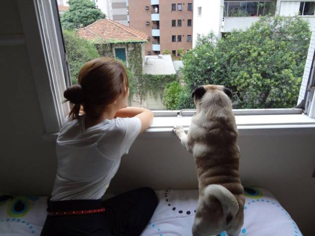 Mariana Marques Rodella com o cachorro do namorado Mariana Marques Rodella com o cachorro do namorado