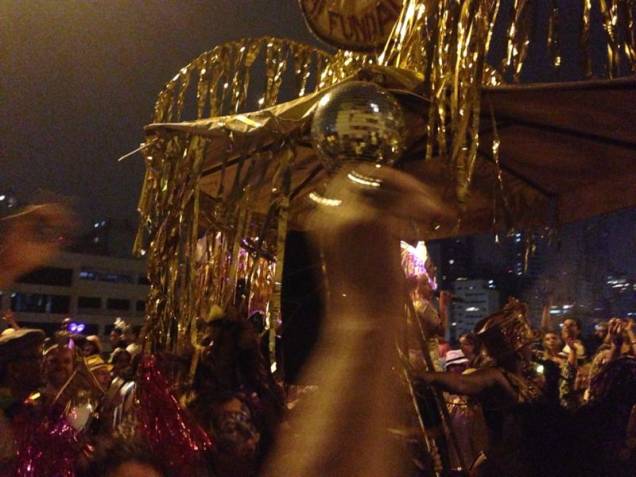 Bloco Agora Vai agita o Minhocão durante o Carnaval