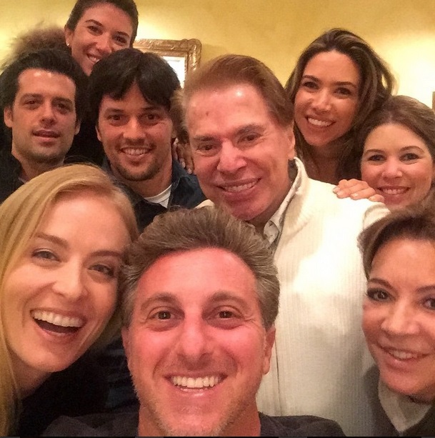 Selfie: família Abravanel se reuniu com apresentadores da Globo