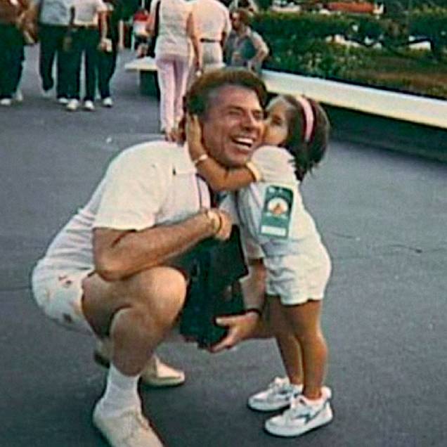 Patricia Abravanel, aos 4 anos, ao lado do pai, em um passeio na Disney: agora ele comemora a gravidez dela e a chegada do oitavo neto