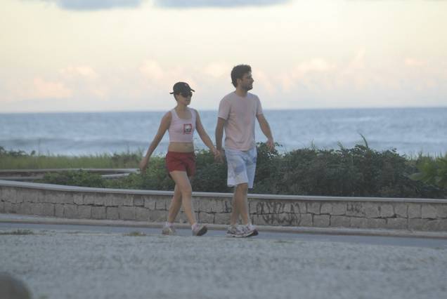 Em clique de 2009, durante caminhada com o marido, Henrique Pinheiro, na Praia da Macumba, Rio de Janeiro