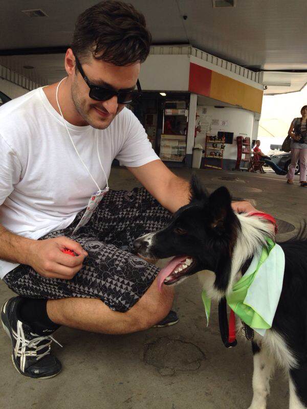 Este folião troxe até o cachorro para participar da festa