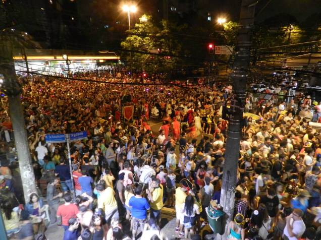 Mesmo sem bloco, multidão toma as ruas do bairro de Pinheiros, na Zona Oeste