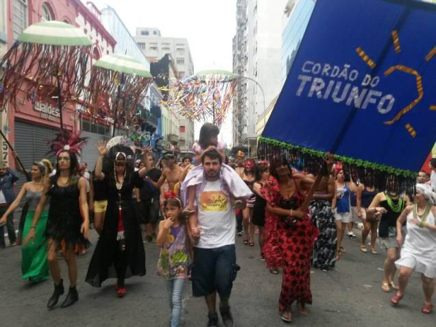 Bloco Cordão do Triunfo desfila pelas ruas da Cracolândia