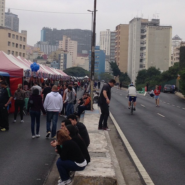 Público aguarda início da feira Chefs na Rua, no Minhocão