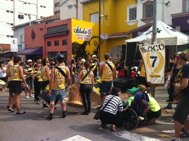 Público na concentração do Bloco 77, em Pinheiros, evita as fantasias; preto e amarelo predominam nos modelitos dos foliões