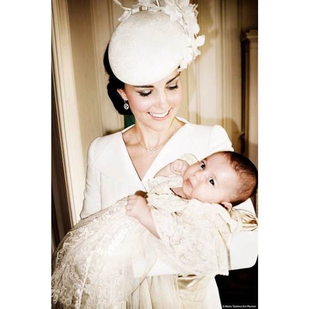 	Kate Middelton e a princesa Charlotte, em um dos cômodos da Sandringham House