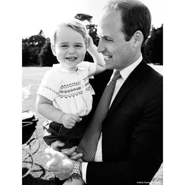 	Principe William e George brincando no jardim do Sandringham House