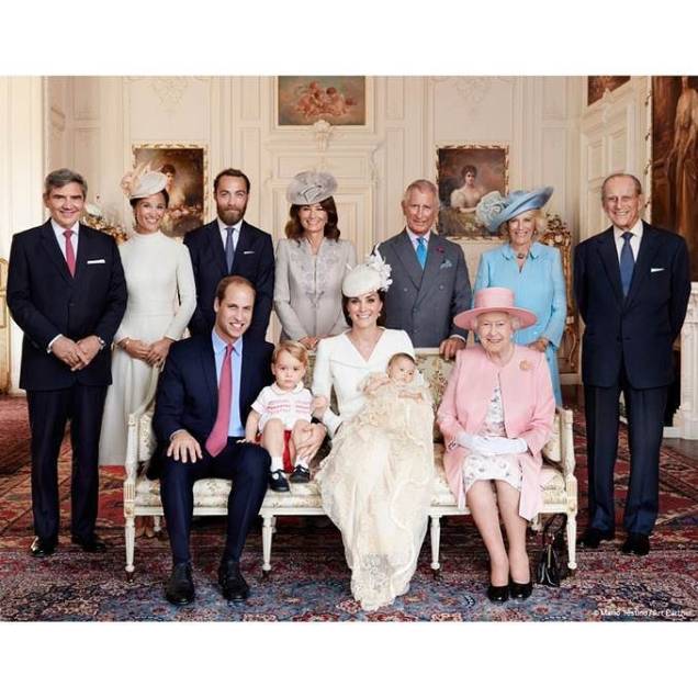 A rainha Elizabeth II ao lado de Kate Middleton e o principe William, além de membros da realeza e familiares da duquesa