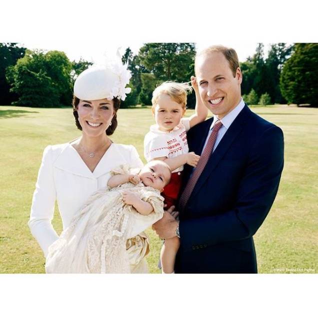 	Príncipe William, Kate Middelton e os dois filhos, George e Charlotte, no jardim do Sandringham House