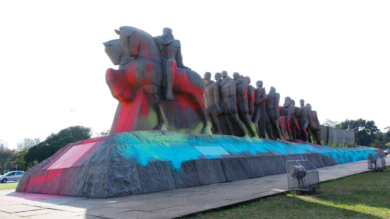 monumento bandeiras pichado