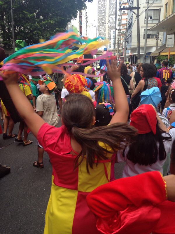 Bloco de rua Emilias e Viscondes reúne criançada