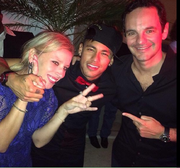 A estilista com com Neymar e o marido, Fred Pompeu