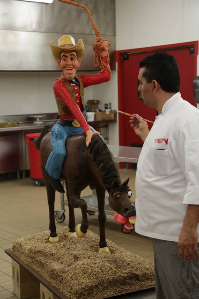 Buddy Valastro ao lado do bolo "cowboy"